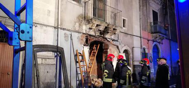 Esplosione a Catania: tre vittime, due sono vigili del fuoco