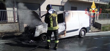 Furgone in fiamme nel Catanzarese