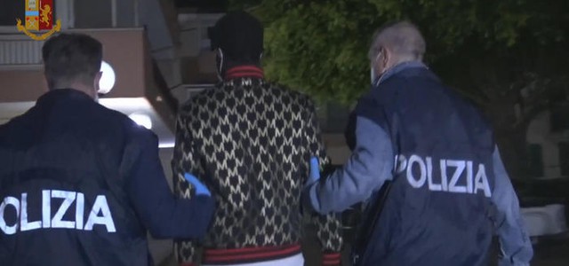 Aggredisce ex moglie e figlio con un’accetta dopo anni di vessazioni, in manette 60enne