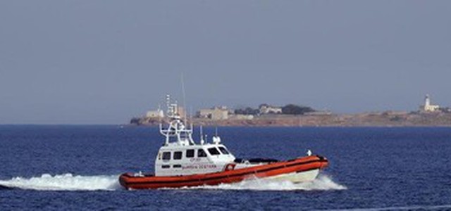 Sedicenne trascinato al largo, salvato