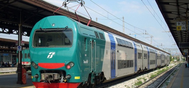 Lancio di sassi contro un treno, in frantumi un finestrino