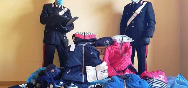 Sequestrati capi di abbigliamento taroccati, una denuncia
