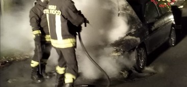 Altra auto in fiamme sulla strada. Ultimo  di una lunga scia di incendi di vetture in questi giorni.