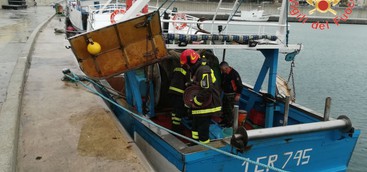 Maltempo a Catanzaro e provincia: motopeschereccio rischia di affondare a Lido, palo cade su auto