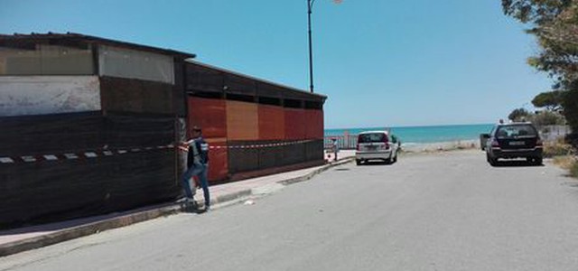 Occupazione spazio demaniale, sequestrate strutture commerciali