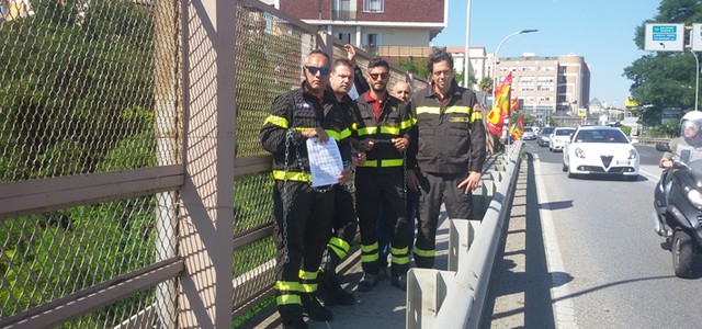 Manifestano a Catanzaro i lavoratori precari dei Vigili del Fuoco della Calabria Usb (VIDEO)