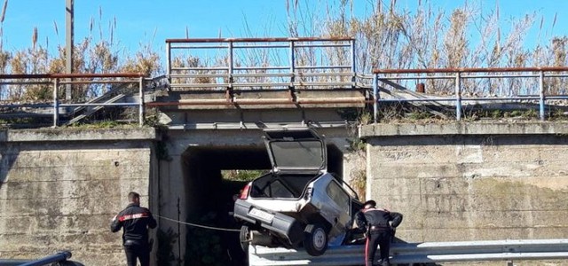 Si schianta con l’auto contro un guardrail, muore 20enne