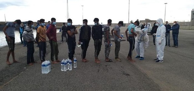 Migranti: sbarco a Crotone, arrivati in 56 su barca a vela