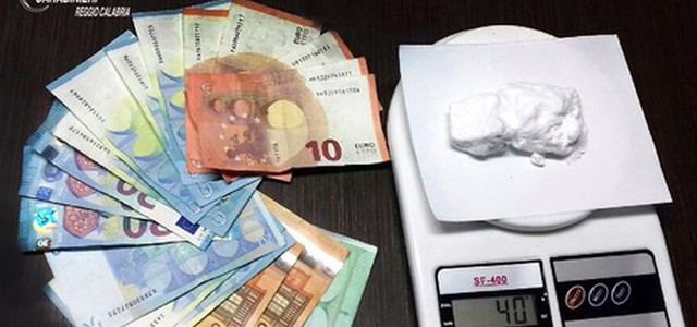 Trovato con cocaina e denaro, arrestato