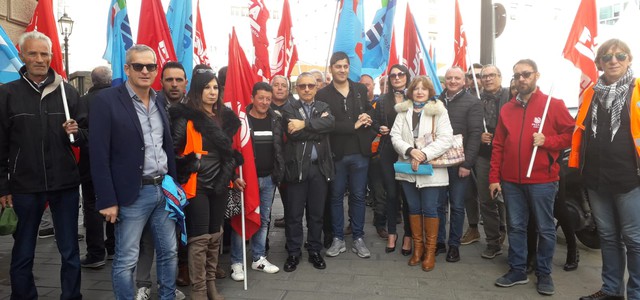 Manifestazione di Fillea Cgil e la Feneal Uil in piazza Prefettura a Catanzaro - le rivendicazioni dei sindacati