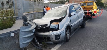 Auto perde il controllo e si schianta su guardrail