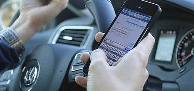 Allarme smartphone al volante, 57% under 25 lo usa per chat
