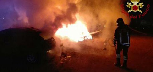 Identificati autori incendio auto