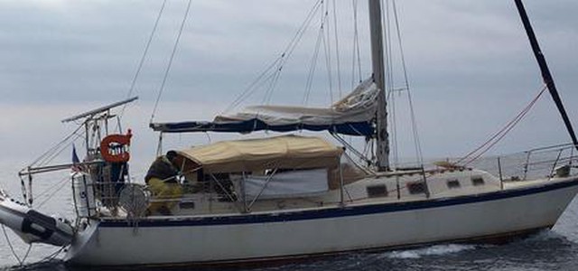 Intercettata barca a vela con 33 migranti