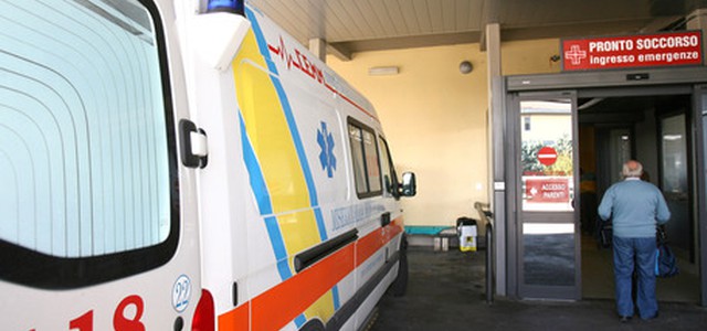 Accoltella la rivale in amore, denunciata 14enne