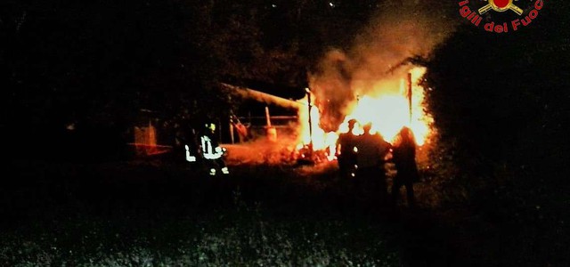 In fiamme fienile nel vibonese