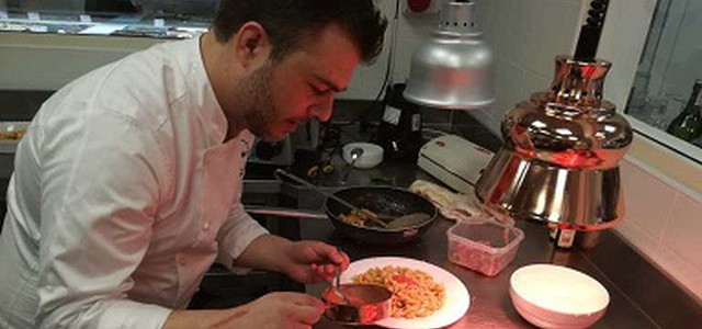 Tra mestoli e grembiuli, lo chef Mancuso ospite a "Nonni Masterchef" al San Francesco Hospital