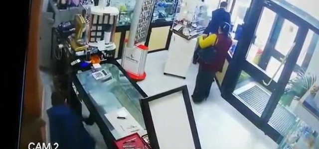Distraggono il gioielliere e portano via merce dal valore di 60mila euro, ecco il video del "colpo"