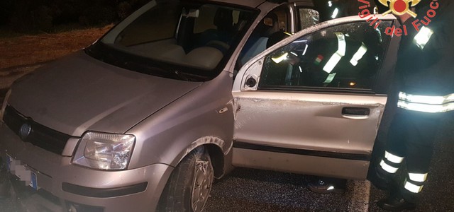 Si ribalta di lato con l'auto, donna ferita lievemente nel Catanzarese