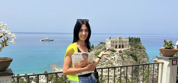 Poste Italiane,  impazzano sui social le foto dei portalettere da una delle spiagge più belle d'Italia: Tropea