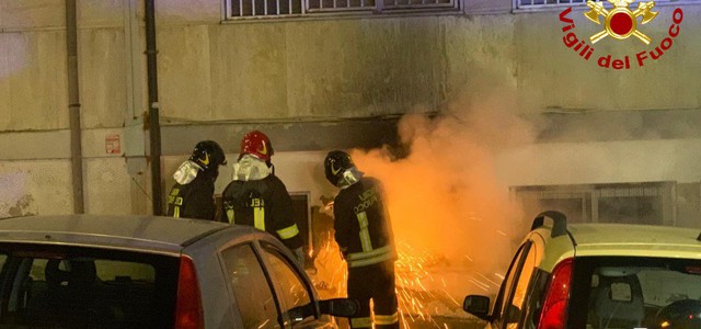 Incendio nella notte in un magazzino a Cosenza
