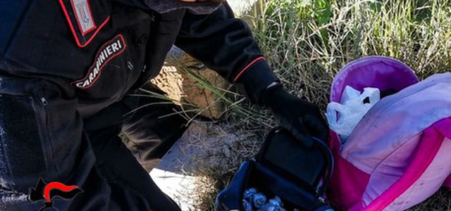Gettano uno zainetto con 200 gr di marijuana, arrestati due coniugi