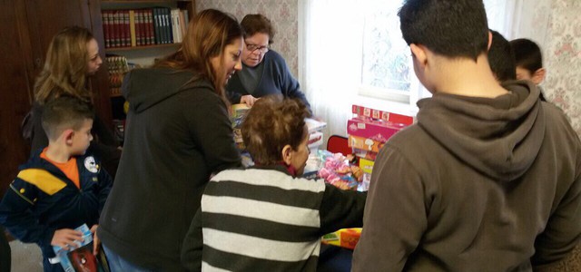 CasaPound dona giocattoli ai bambini di Villa Betania