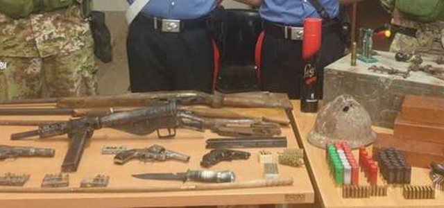 Scoperto arsenale da guerra nel reggino, arrestati madre e figlio