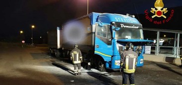 Tir in fiamme sull'A2 (FOTO)