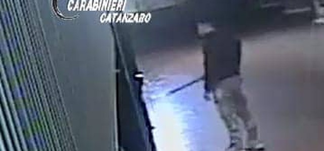 Tentata rapina con bastone e coltello, un arresto a Catanzaro