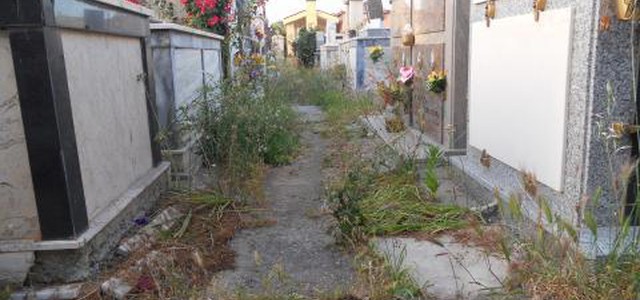 Dopo il provvedimento della demolizione delle tombe al cimitero di Locri, continuano le denunce e le “macabre”scoperte.