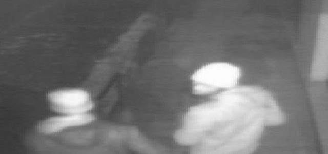 Aggrediscono e rapinano 48enne, identificati ed arrestati due extracomunitari