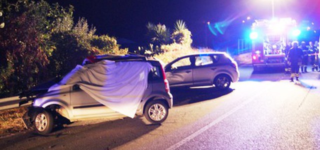 Scontro tra auto, muore donna di 39 anni: tre feriti