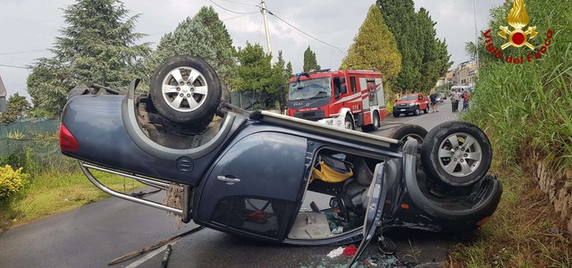 Auto si ribalta e finisce fuoristrada