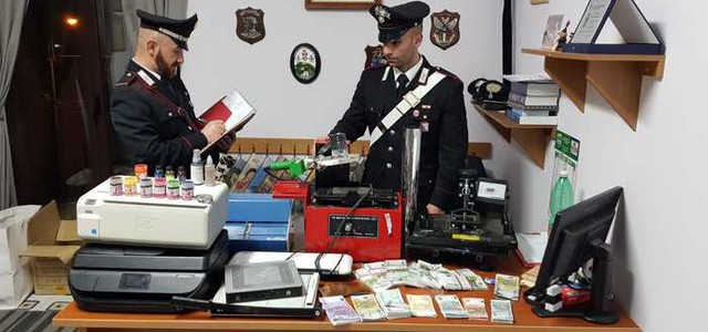 Aveva una stanza-laboratorio per falsificare le banconote in casa. Arrestato 27enne