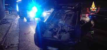 Auto si ribalta a Catanzaro, tre giovani con lievi ferite