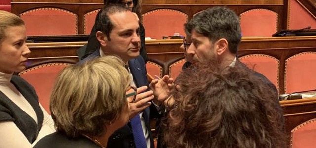 CORONAVIRUS, SICLARI INFORMA IL MINISTRO SPERANZA IN AULA: "È IN AUSTRALIA, CONTATTATE I RICERCATORI DI MALBOURNE PER VACCINO"