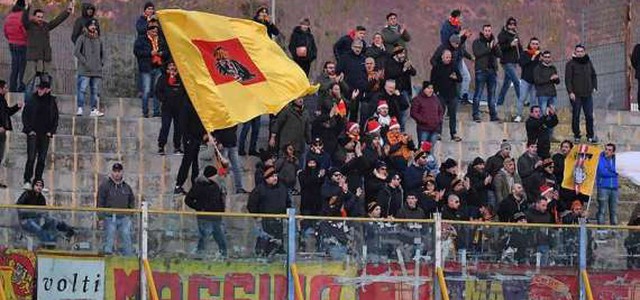 Cosenza-Catanzaro, botteghini aperti per rilascio tessera del tifoso