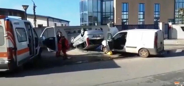 Aiuta amico con auto in panne e viene investito, muore 51enne (VIDEO)