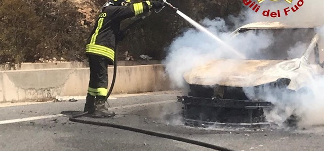 Auto in fiamme nel Catanzarese, paura per una famiglia di turisti