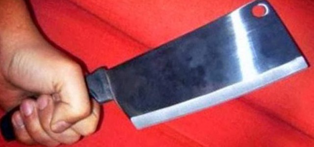 In giro per il paese armato di mannaia, arrestato 35enne