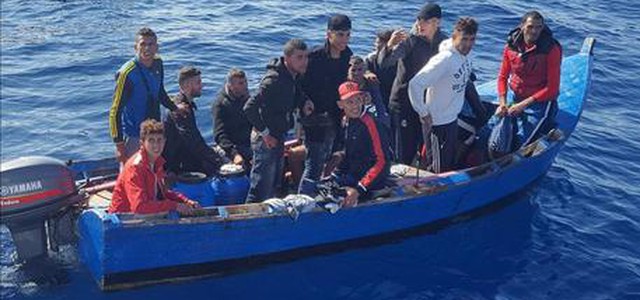 Migranti: 7 cadaveri su gommone