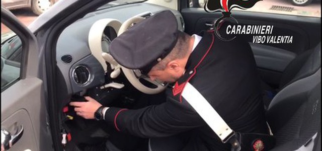 Rubano auto, arrestati mentre ne erano a bordo.