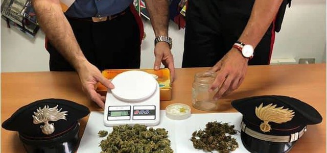 Marijuana e materiale per confezionamento dosi in casa, arresto nel Catanzarese