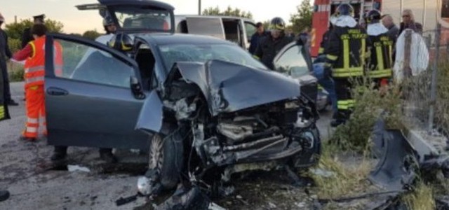 Auto sbatte contro un muro. Uomo perde la vita, moglie in gravi condizioni