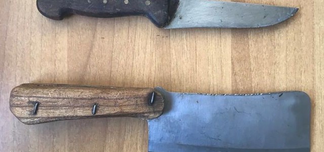 Panico in un'abitazione, giovane minaccia i genitori e le sorelle con mannaia e coltello: arrestato
