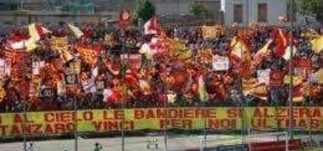 Catanzaro - Flash mob dei tifosi giallorossi alle 18,00