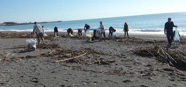 I cittadini puliscono la spiaggia nel quartiere Lido