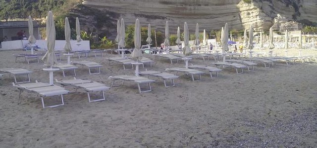 Liberati 700 metri quadri di spiaggia a Ricadi