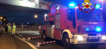 Intonaco pericolante da cavalcavia sulla SS 280, intervento dei vigli del fuoco (FOTO)